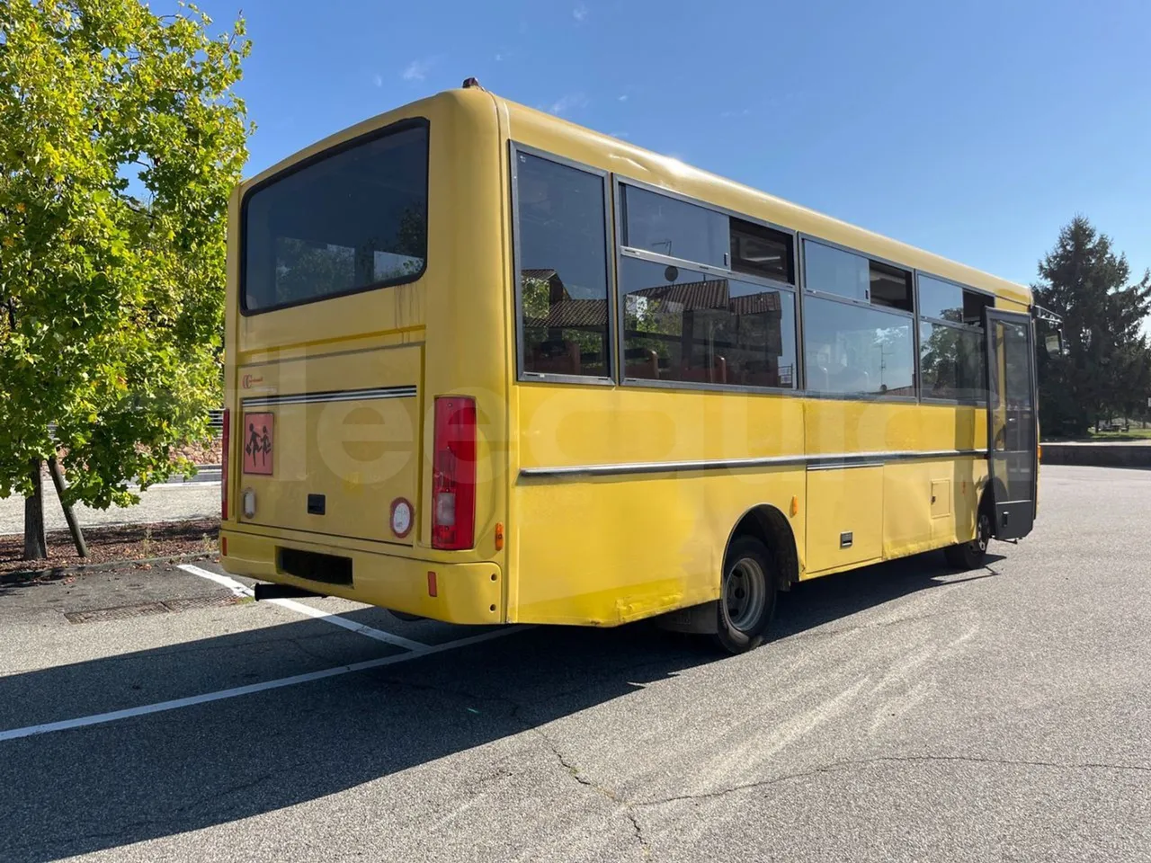 Iveco Cacciamali 90E21NA -EUR3 -154kW -8.28m - 3/4 right rear doors open