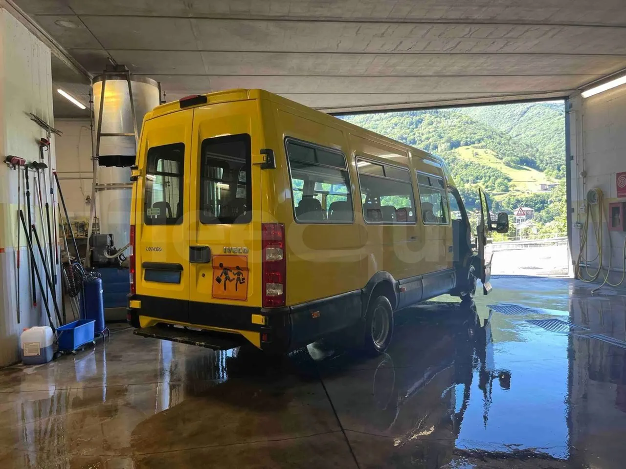 Iveco Daily - 3/4 right rear doors open