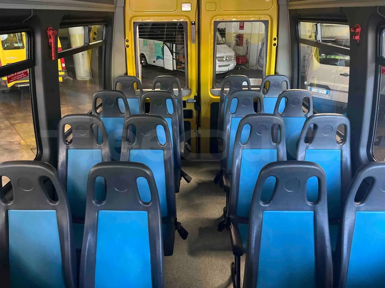 Iveco Daily - reverse view middle aisle