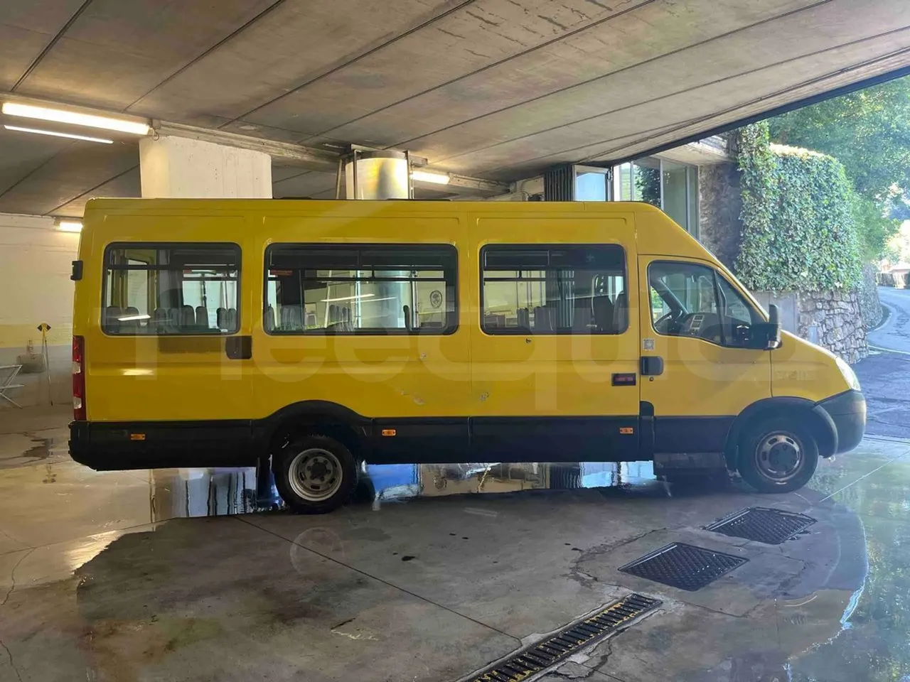 Iveco Daily - right side doors closed