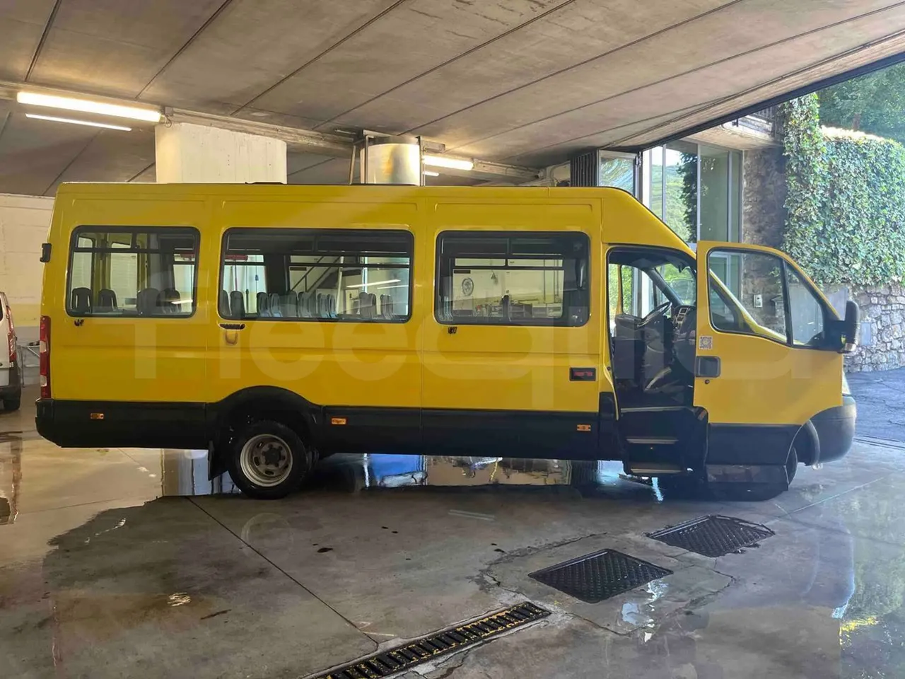 Iveco Daily - right side doors open