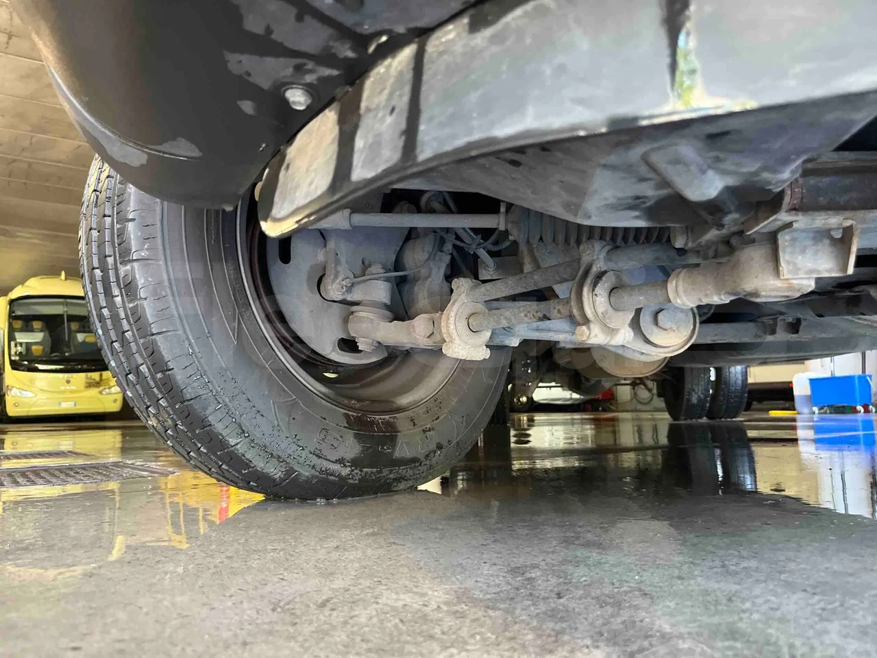 Iveco Daily - front axle right side