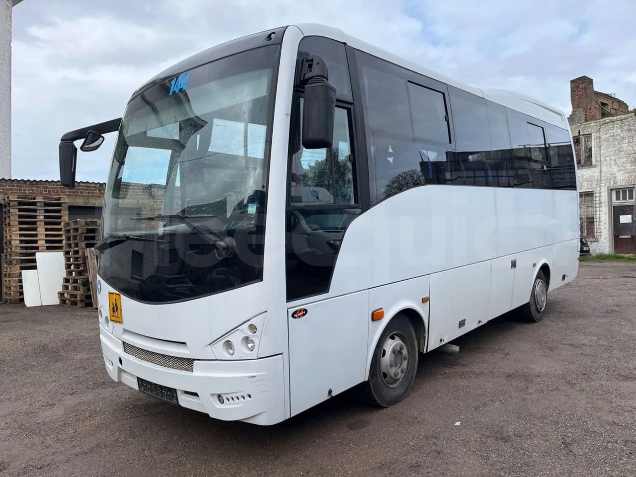 Isuzu Turquoise - 3/4 front left
