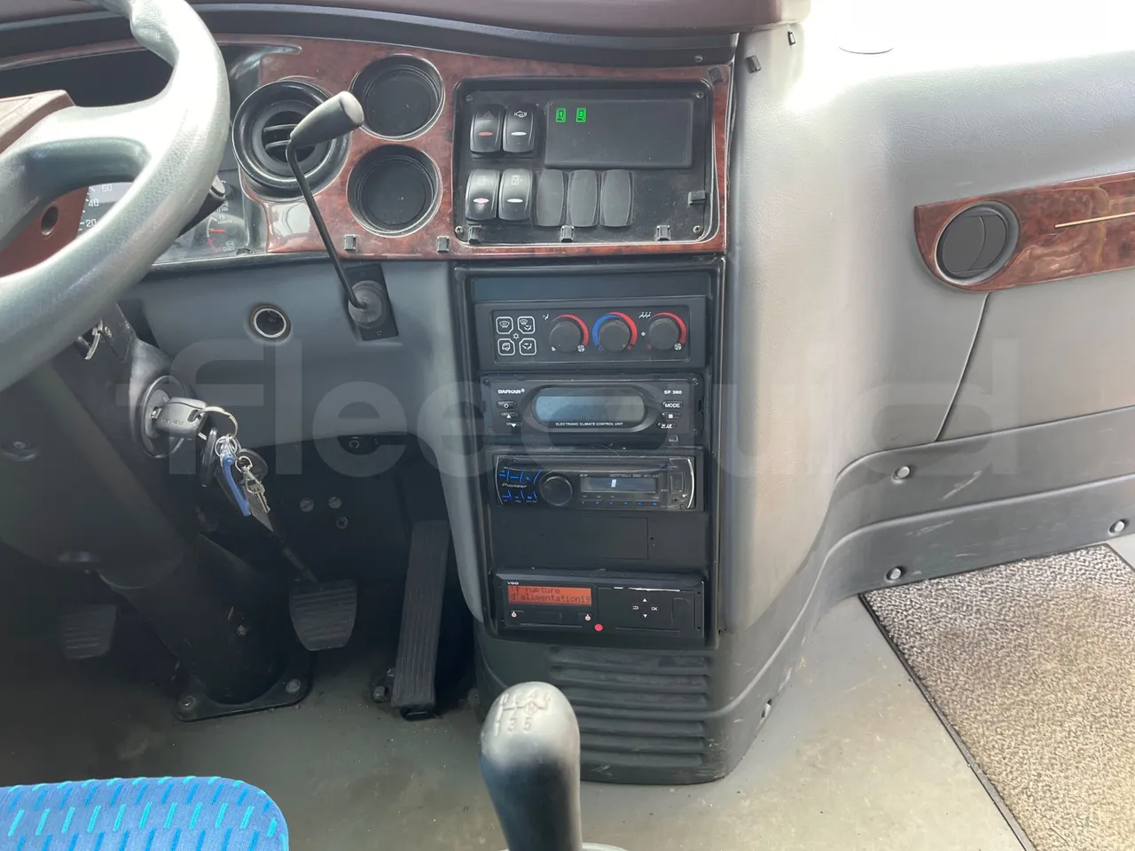 Isuzu Turquoise - radio accessories photo