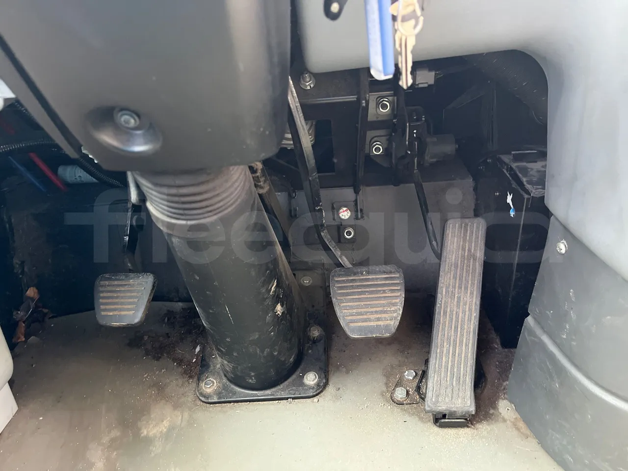Isuzu Turquoise - onboard devices 2