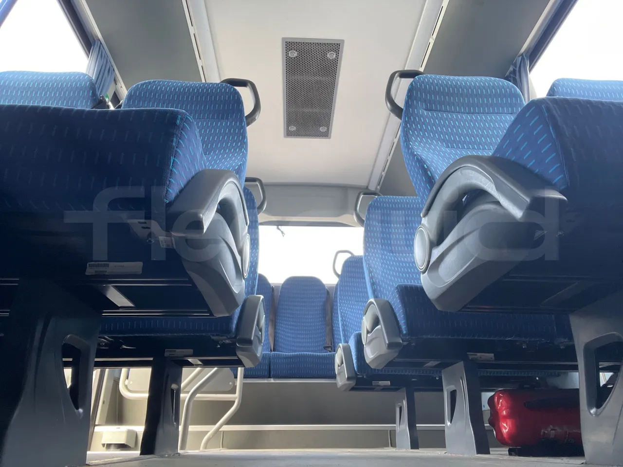 Isuzu Turquoise - seat brackets photo