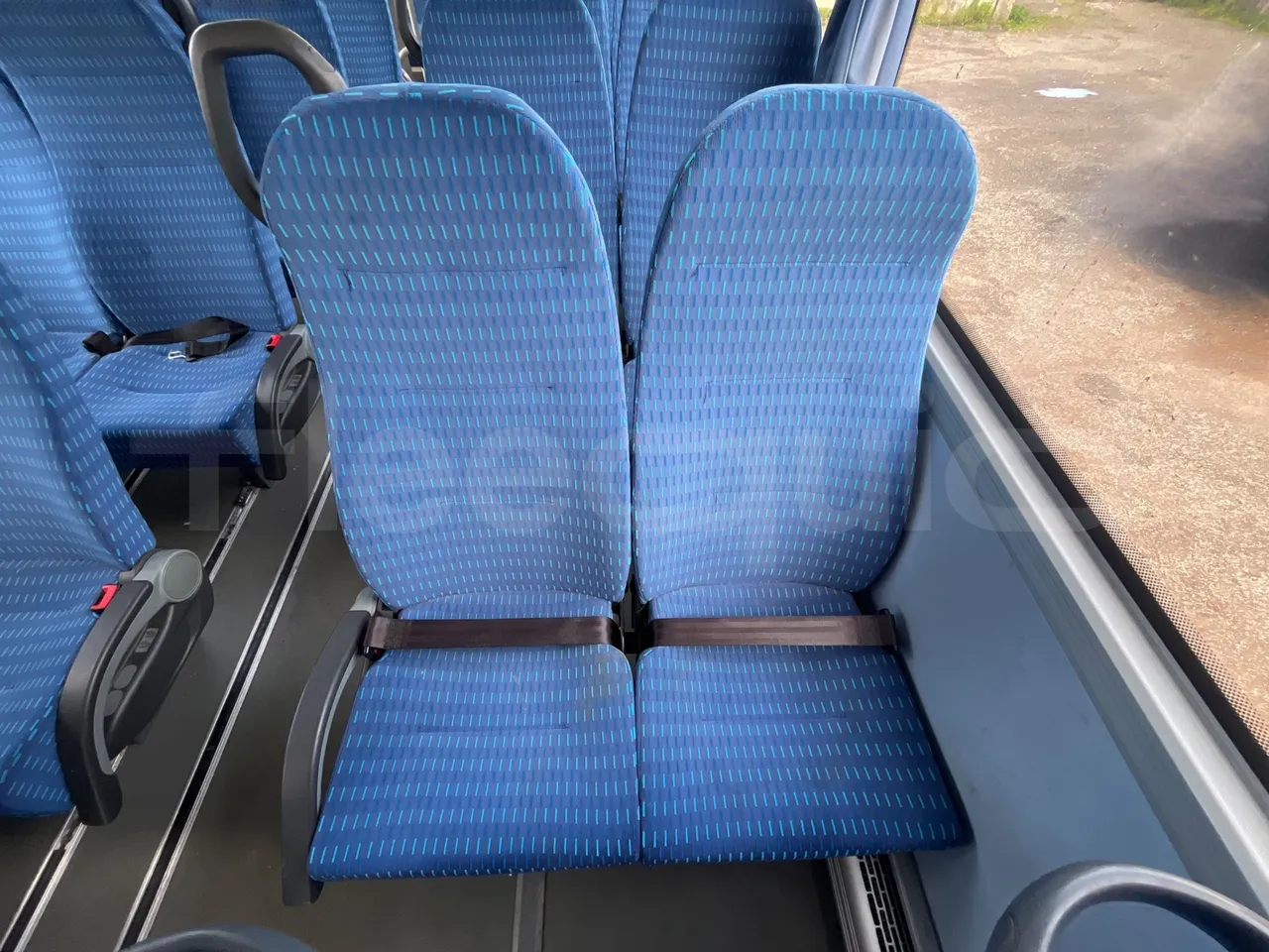 Isuzu Turquoise - central seat safety belt