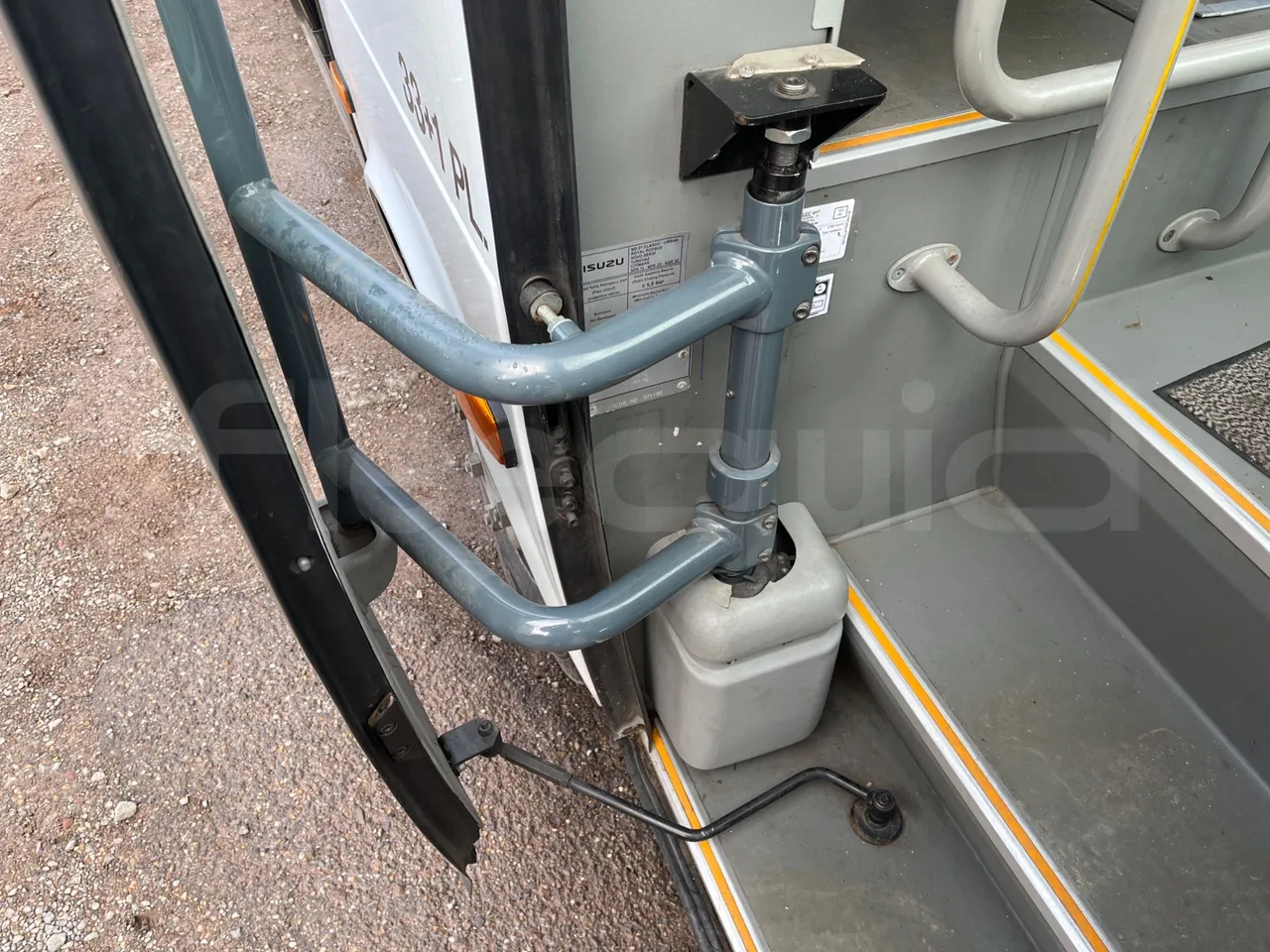 Isuzu Turquoise - door mechanism photo