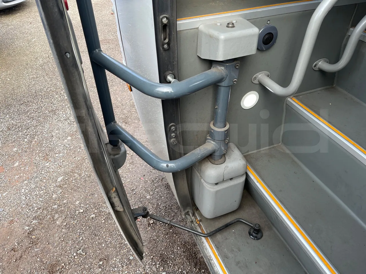Isuzu Turquoise - handrails photo