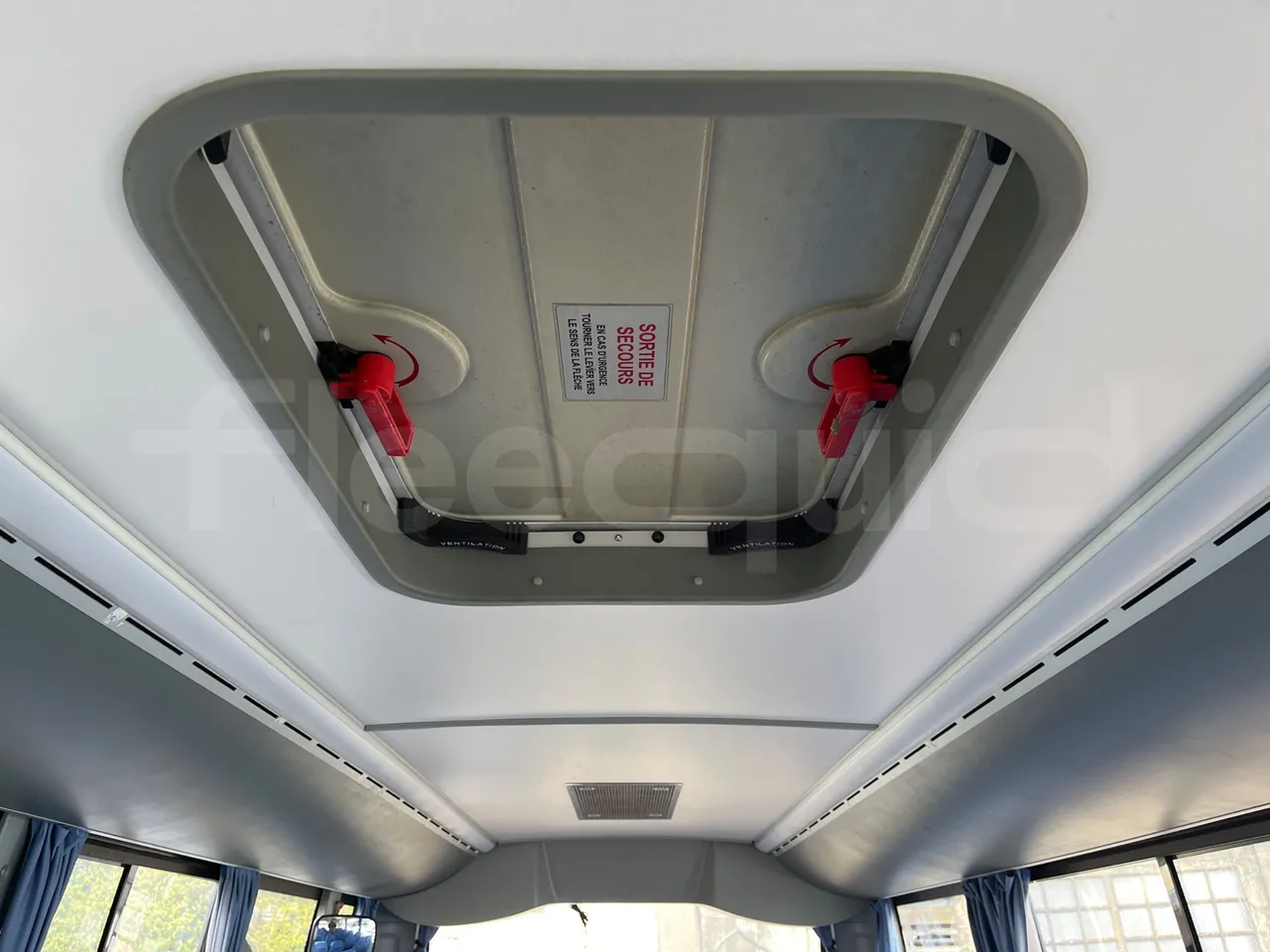 Isuzu Turquoise - roof hatch 1