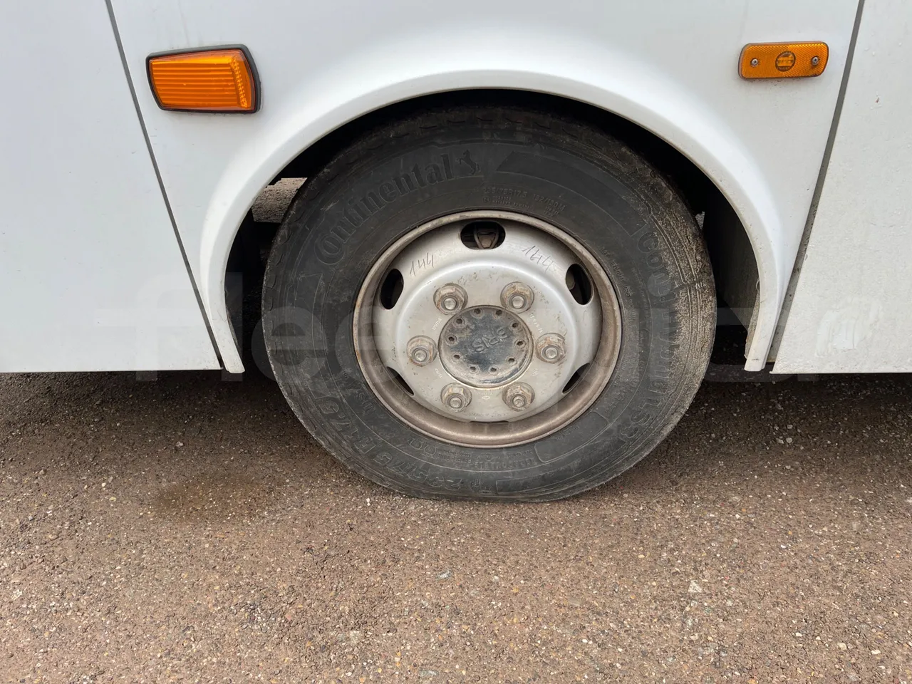 Isuzu Turquoise - tread condition front tires left