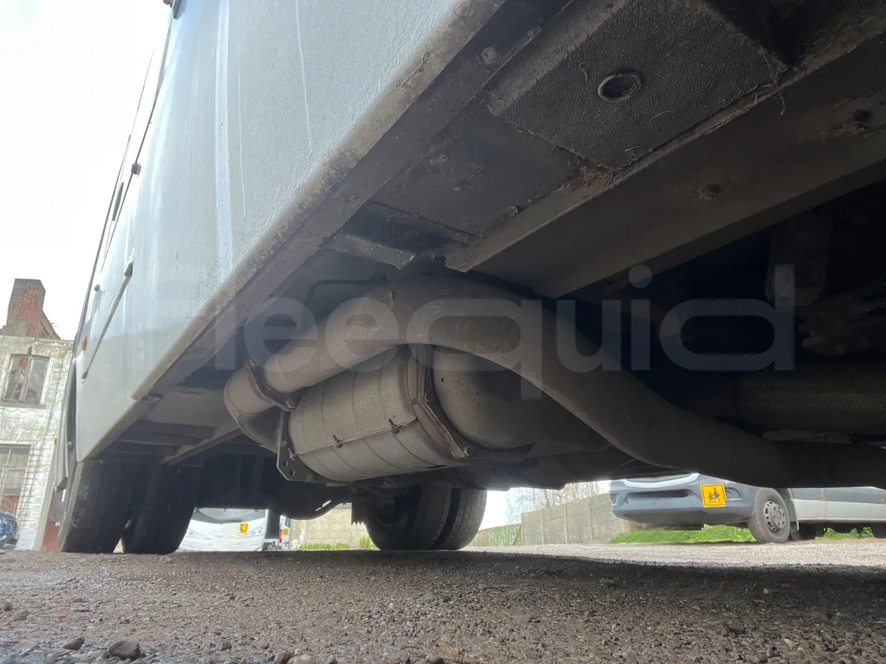 Isuzu Turquoise - front undercarriage from front