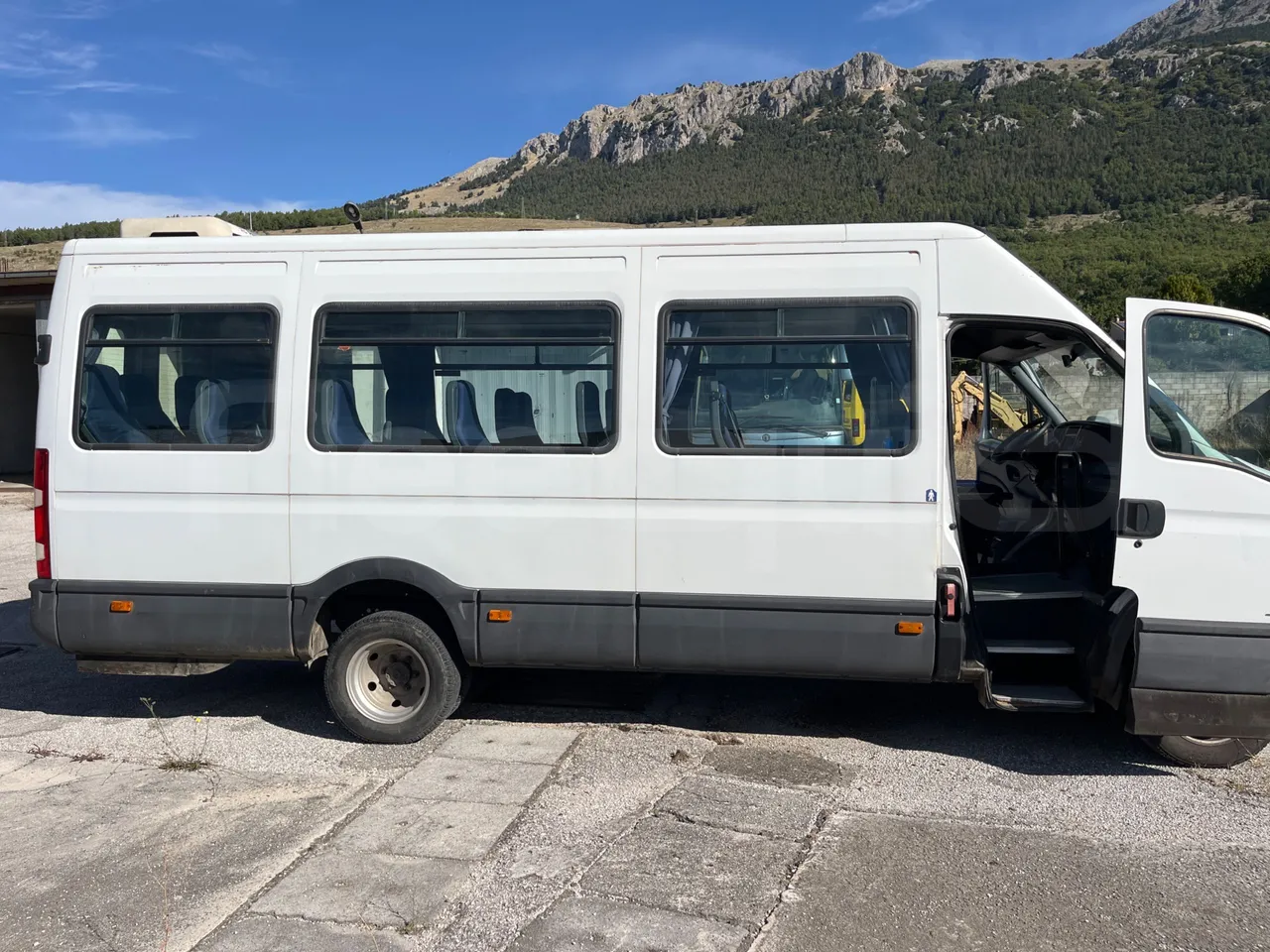 Iveco A50 A50-E4-21-B - Euro4 - 130kW - 6.948mt - front door 2 open