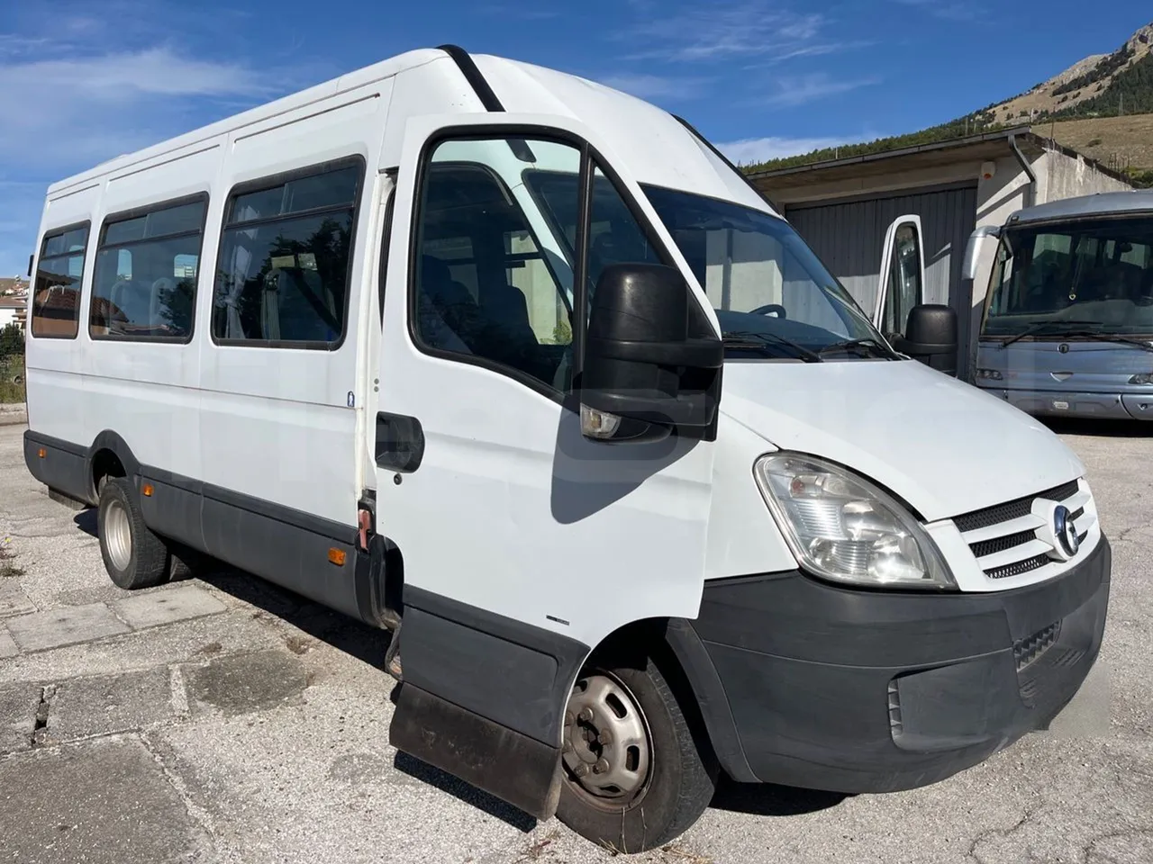 Iveco A50 A50-E4-21-B - Euro4 - 130kW - 6.948mt - 3/4 right front doors open