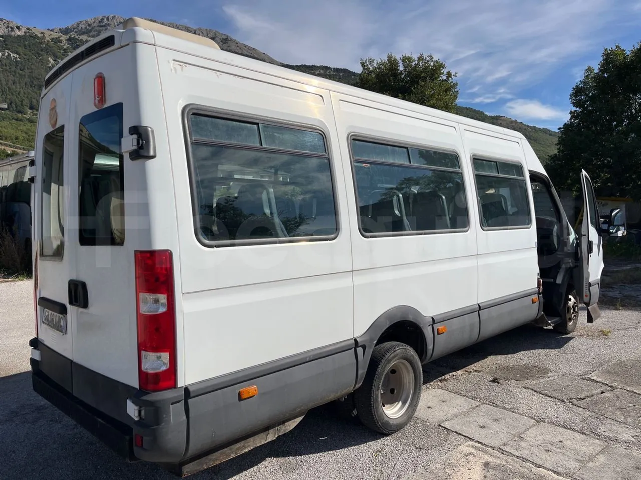 Iveco A50 A50-E4-21-B - Euro4 - 130kW - 6.948mt - 3/4 right rear doors open