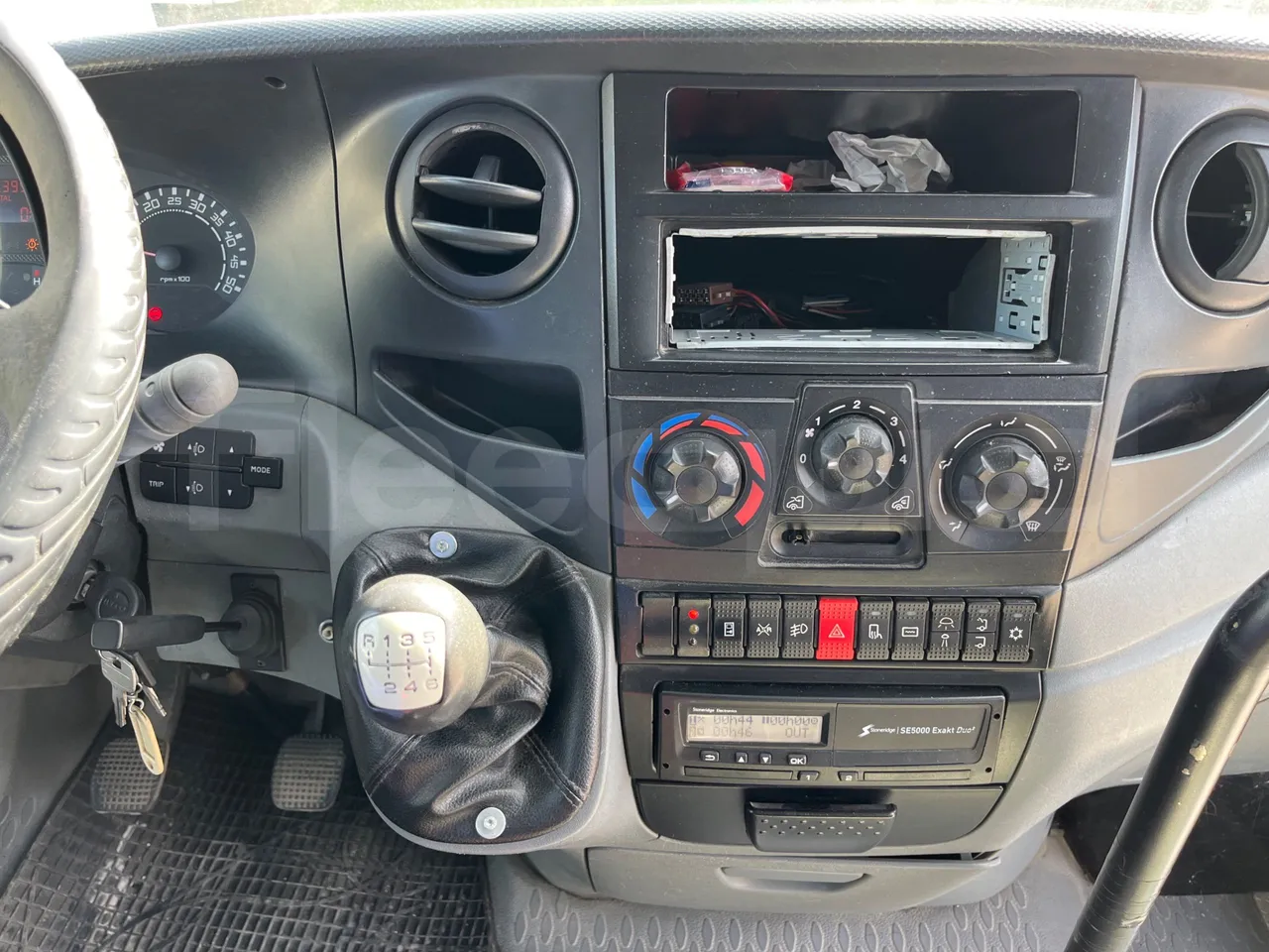 Iveco A50 A50-E4-21-B - Euro4 - 130kW - 6.948mt - radio accessories photo