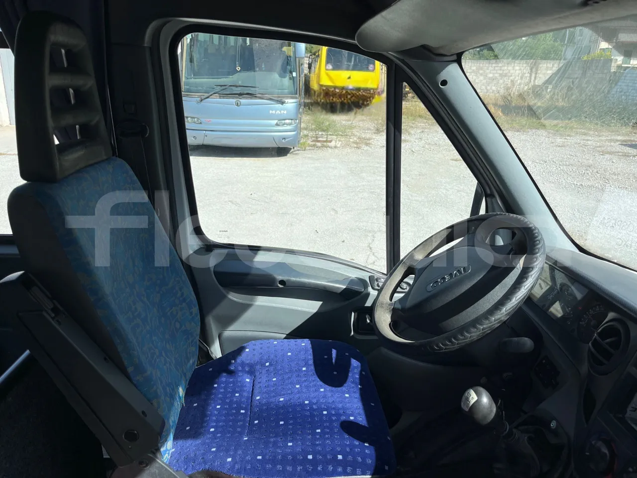 Iveco A50 A50-E4-21-B - Euro4 - 130kW - 6.948mt - driver's seat photo