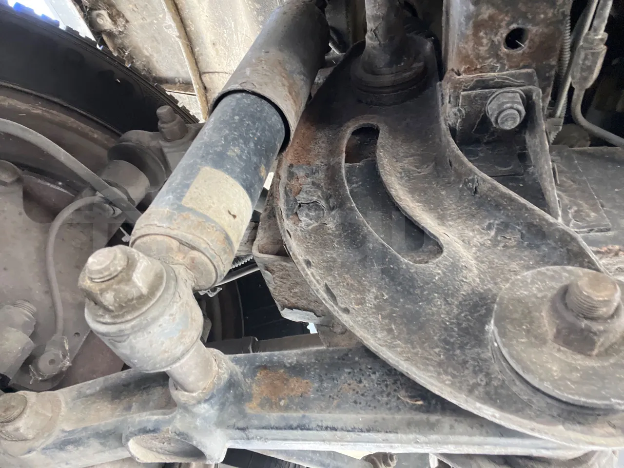 Iveco A50 A50-E4-21-B - Euro4 - 130kW - 6.948mt - front shock absorbers left