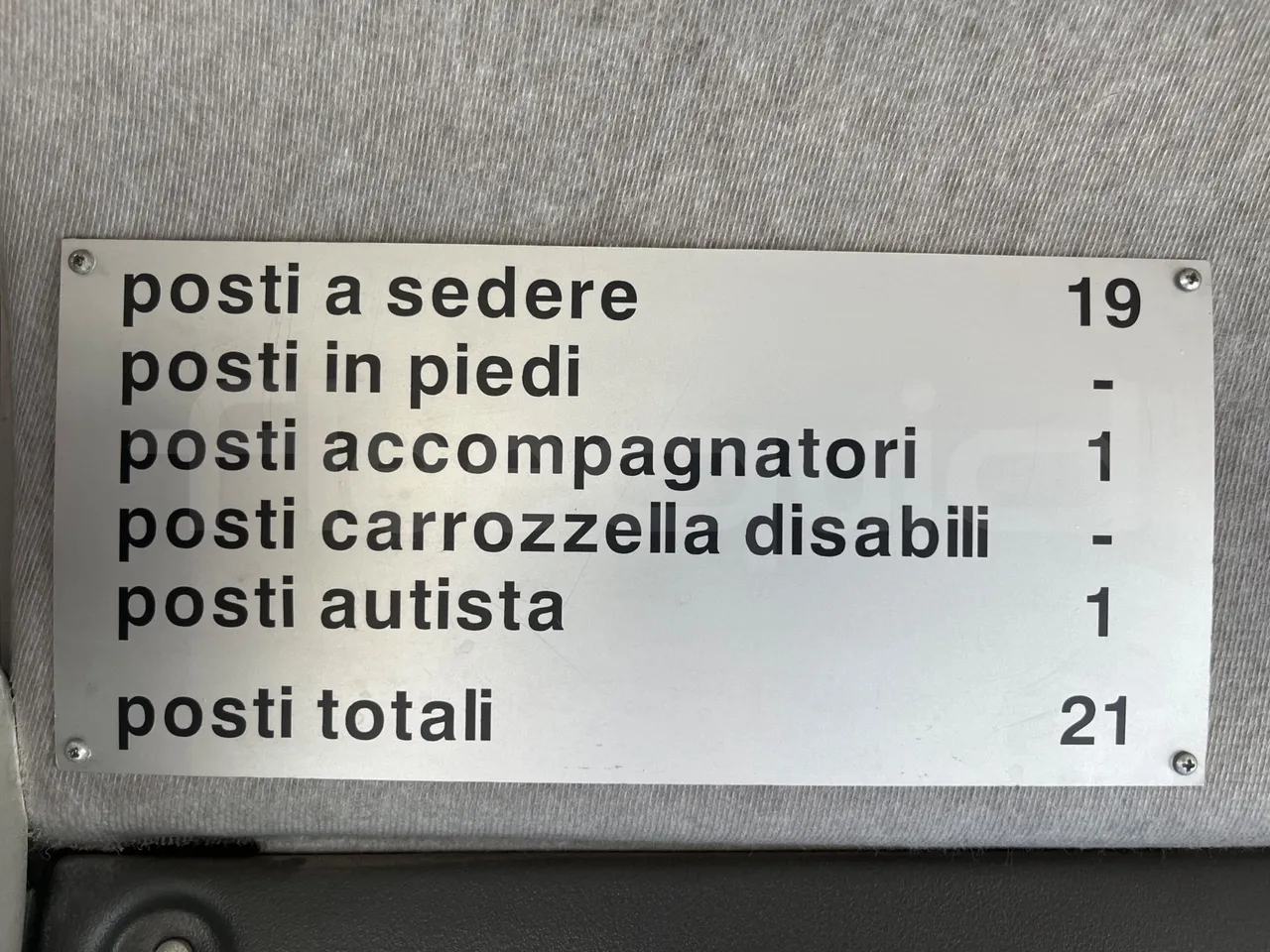 Iveco A50 A50-E4-21-B - Euro4 - 130kW - 6.948mt - seat plate photo