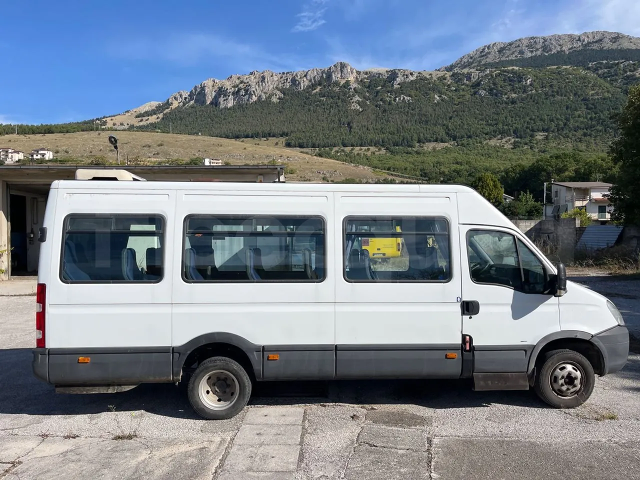 Iveco A50 A50-E4-21-B - Euro4 - 130kW - 6.948mt - right side doors closed