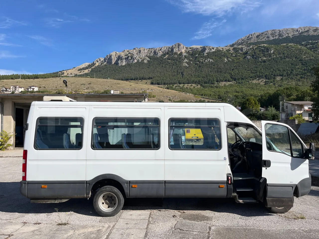 Iveco A50 A50-E4-21-B - Euro4 - 130kW - 6.948mt - right side doors open
