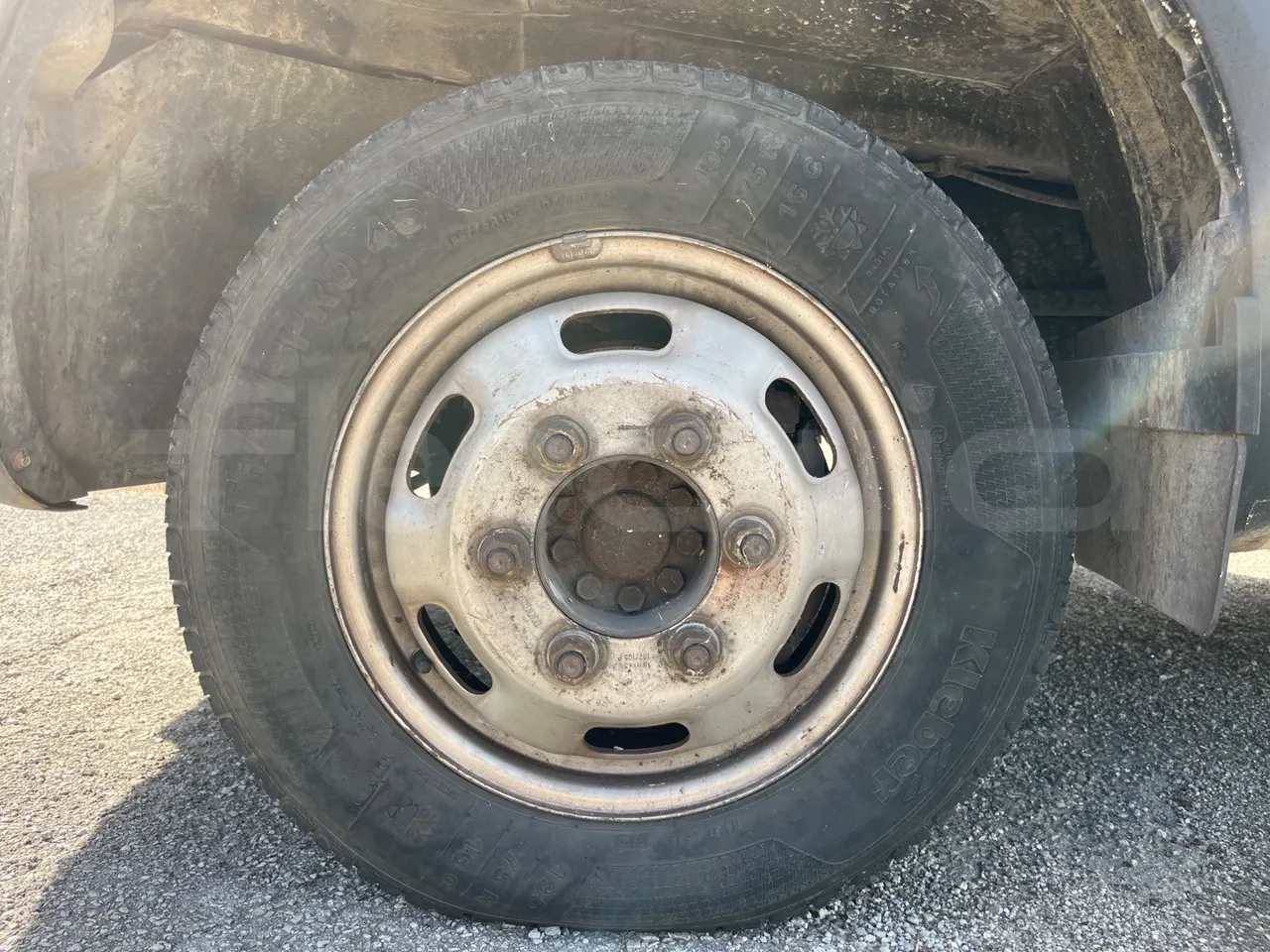 Iveco A50 A50-E4-21-B - Euro4 - 130kW - 6.948mt - front left tire measurements