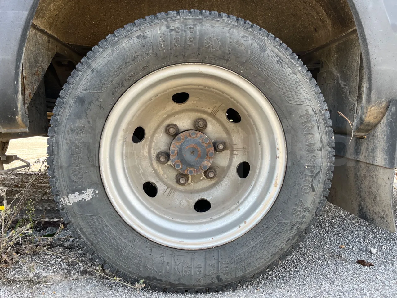 Iveco A50 A50-E4-21-B - Euro4 - 130kW - 6.948mt - rear left tire photo