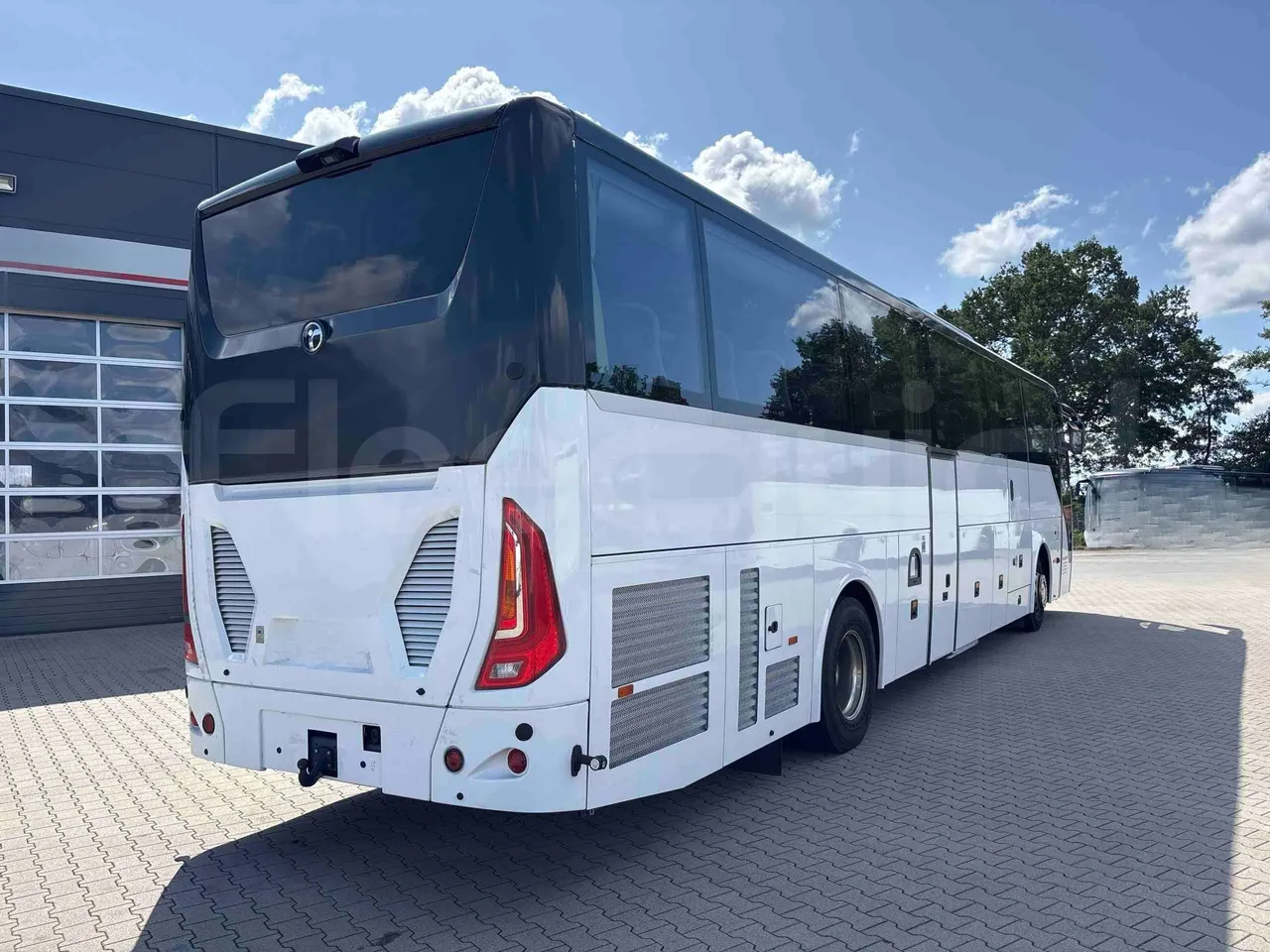 Temsa Safari RD - 3/4 right rear doors closed