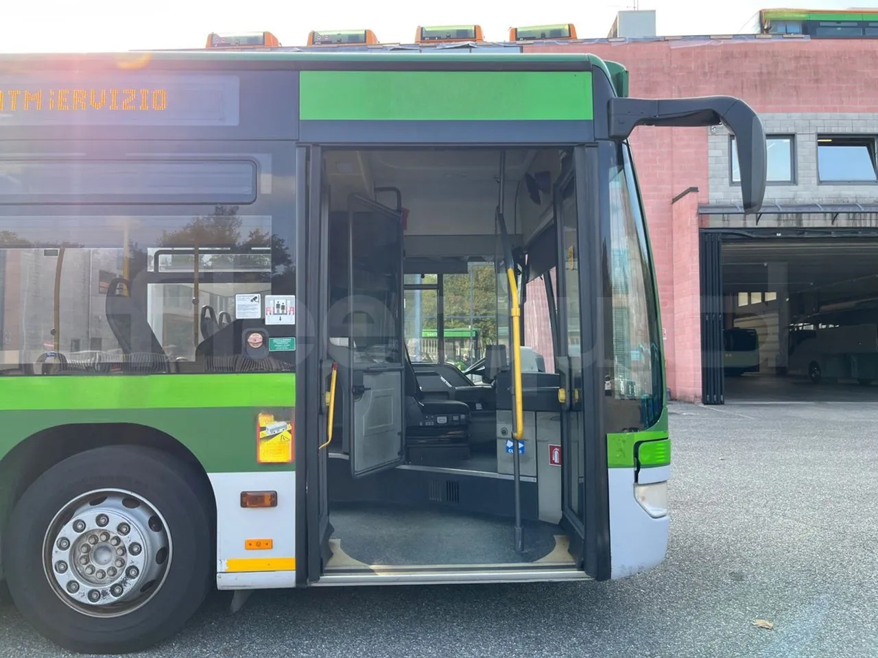 Mercedes-Benz O 530 G- 3P - Euro5 - 260kW - 17.940mt - front door 1 open