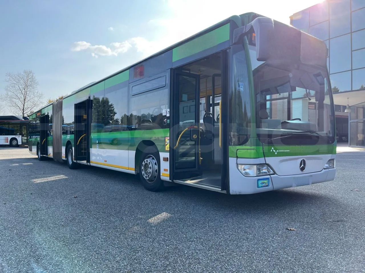 Mercedes-Benz O 530 G- 3P - Euro5 - 260kW - 17.940mt - 3/4 right front doors open