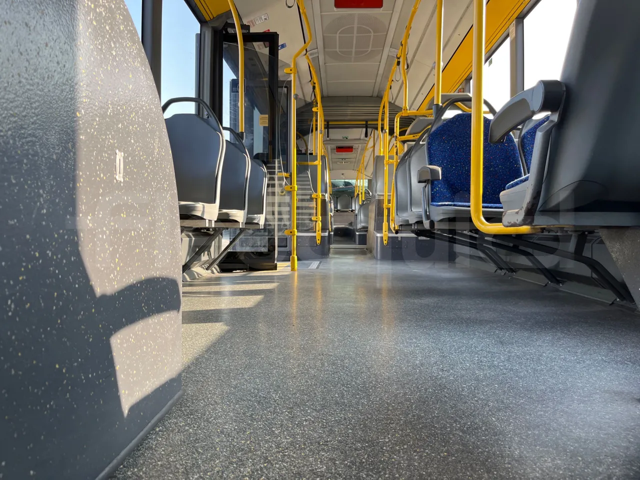 Mercedes-Benz O 530 G- 3P - Euro5 - 260kW - 17.940mt - seat brackets photo