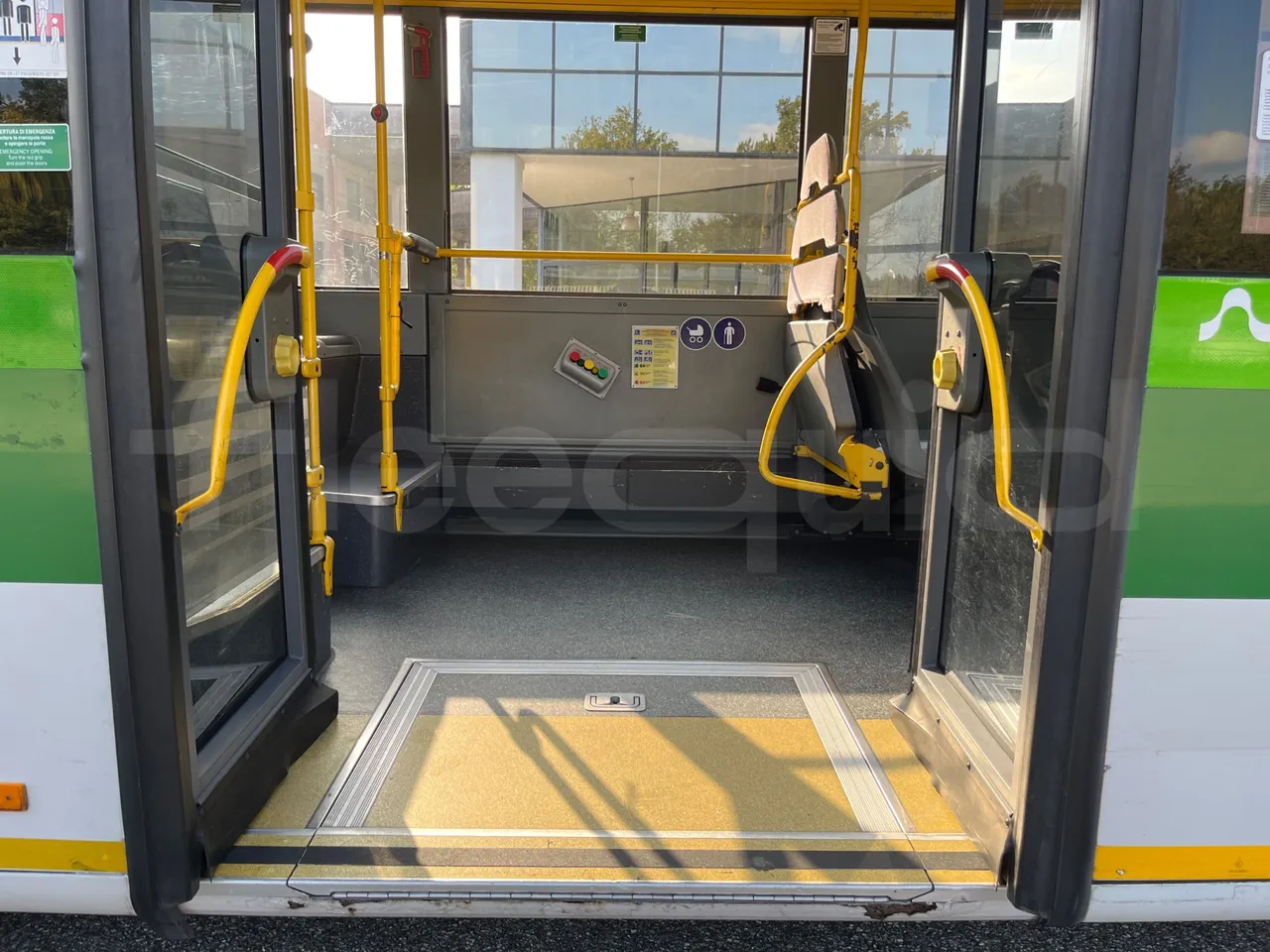 Mercedes-Benz O 530 G- 3P - Euro5 - 260kW - 17.940mt - disabled area photo