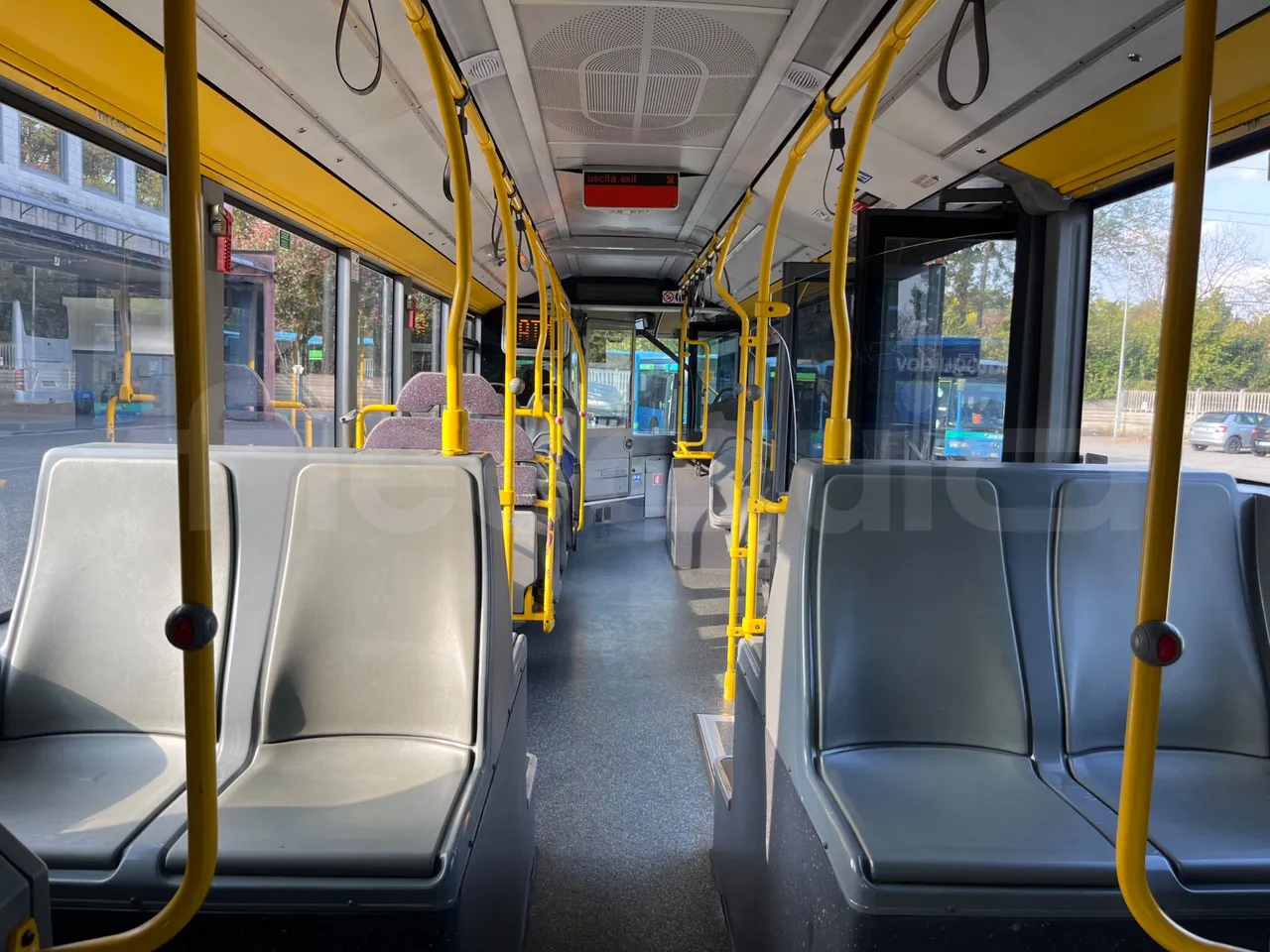 Mercedes-Benz O 530 G- 3P - Euro5 - 260kW - 17.940mt - forward view middle aisle