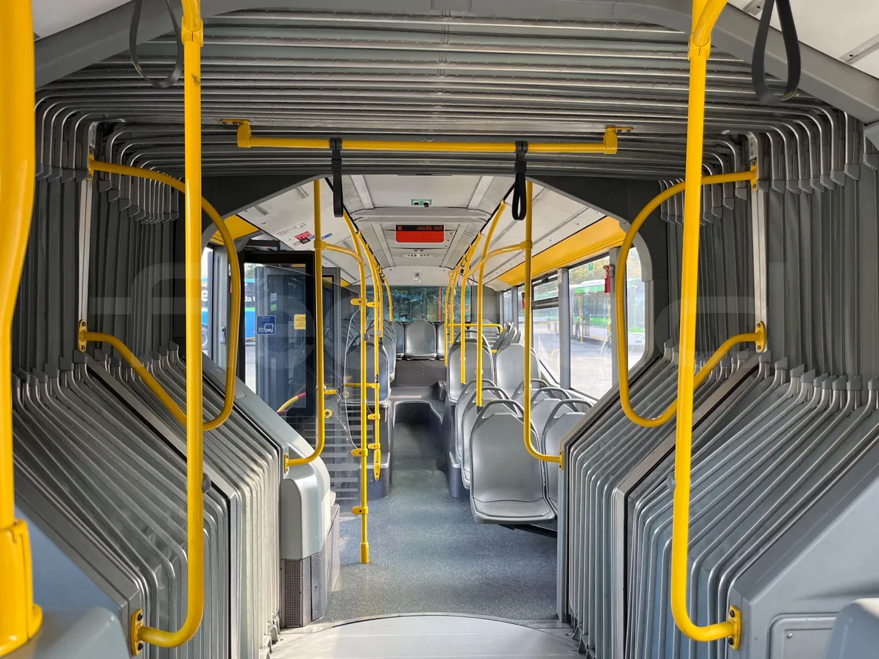 Mercedes-Benz O 530 G- 3P - Euro5 - 260kW - 17.940mt - reverse view middle aisle