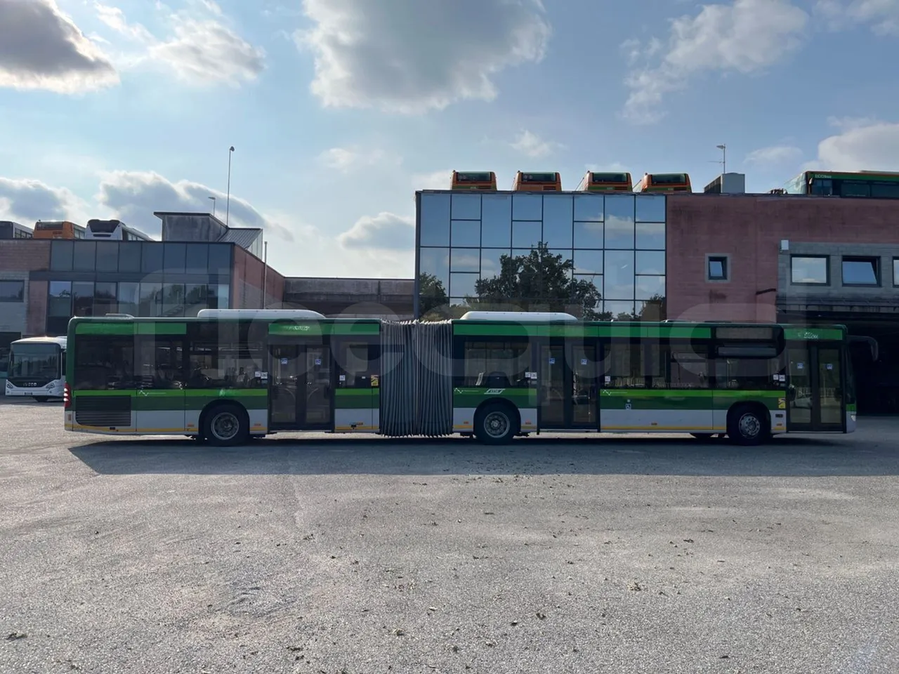 Mercedes-Benz O 530 G- 3P - Euro5 - 260kW - 17.940mt - right side doors closed