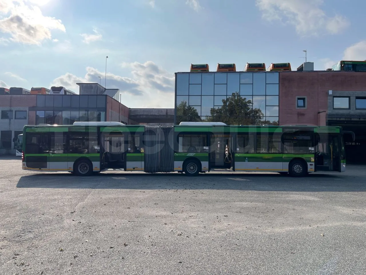 Mercedes-Benz O 530 G- 3P - Euro5 - 260kW - 17.940mt - right side doors open