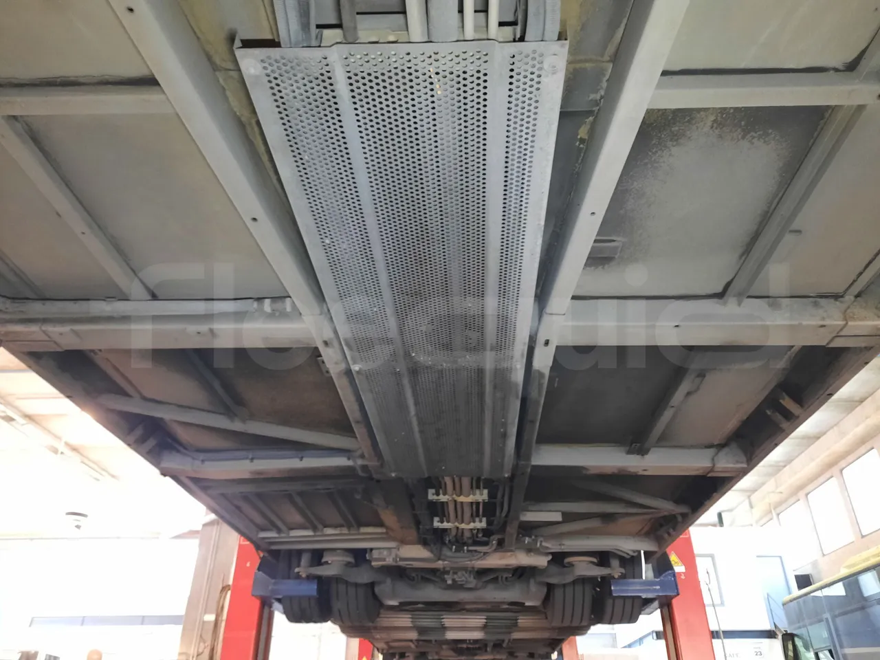 Mercedes-Benz O 530 G- 3P - Euro5 - 260kW - 17.940mt - central undercarriage photo