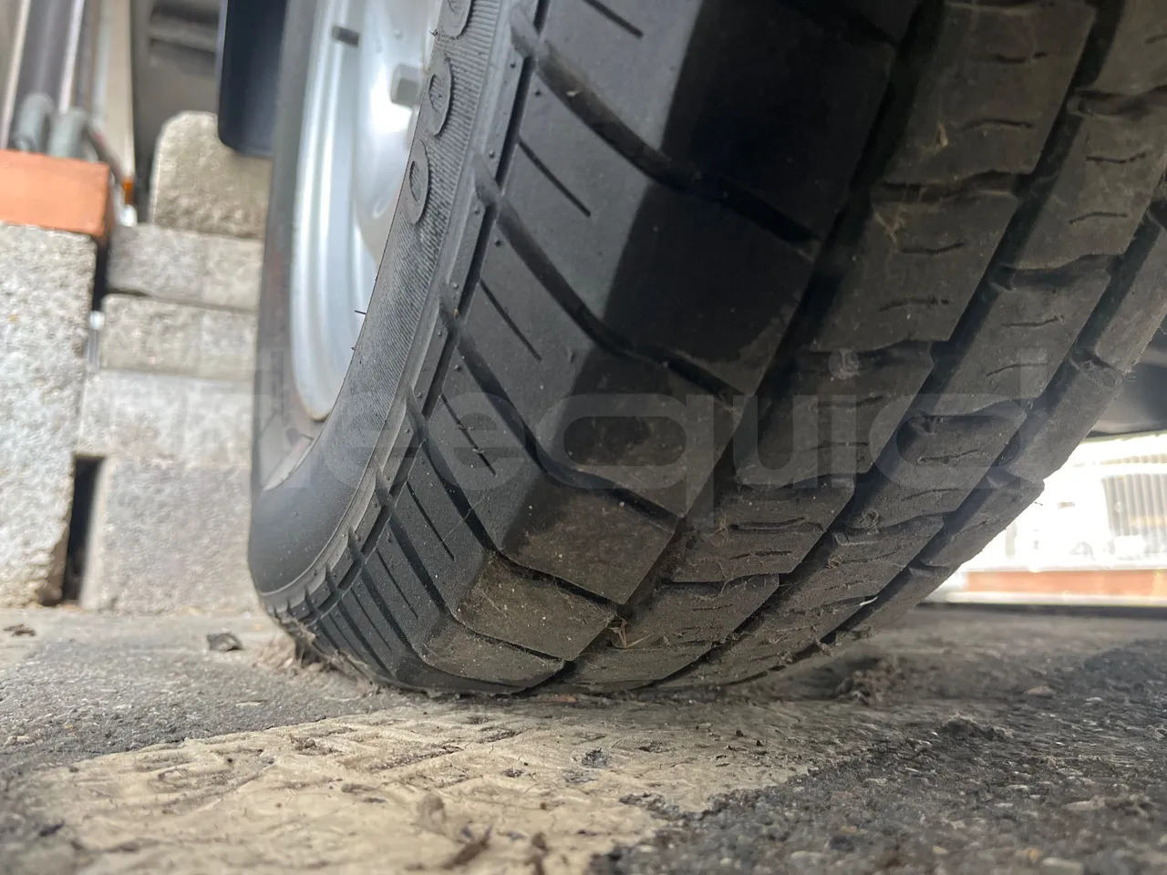 Humbaur Rimorchio 205122-20S - 6.164m - tread condition front tires right