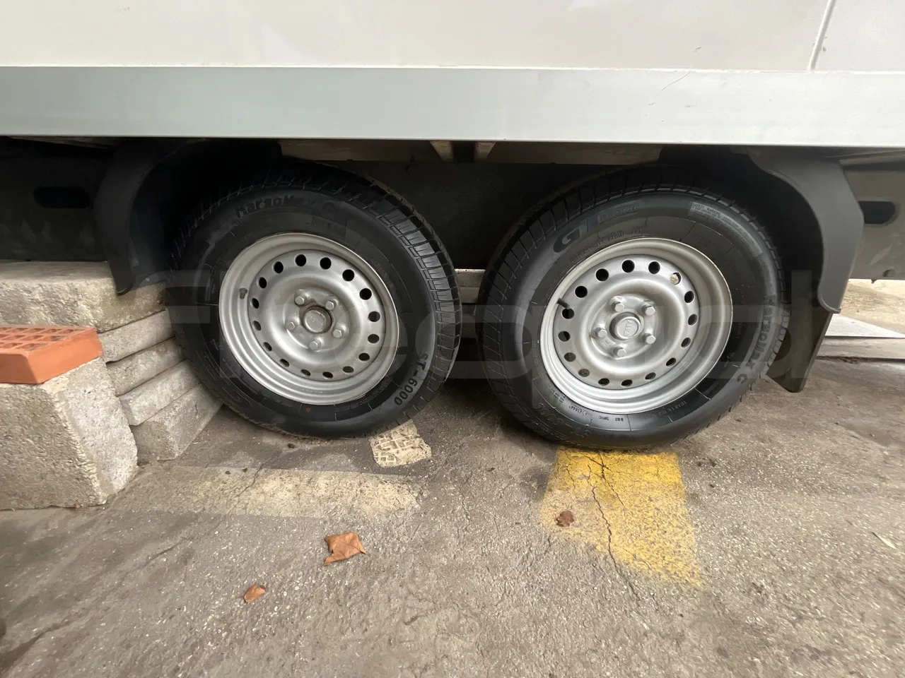 Humbaur Rimorchio 205122-20S - 6.164m - front left tire measurements