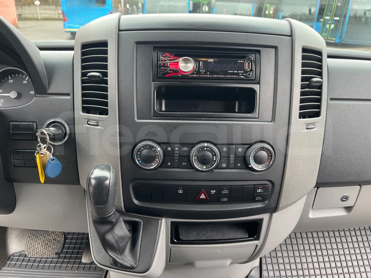 Mercedes-Benz Sprinter 906AC35 - EUR5 - 140kW - 5.910m - radio accessories photo