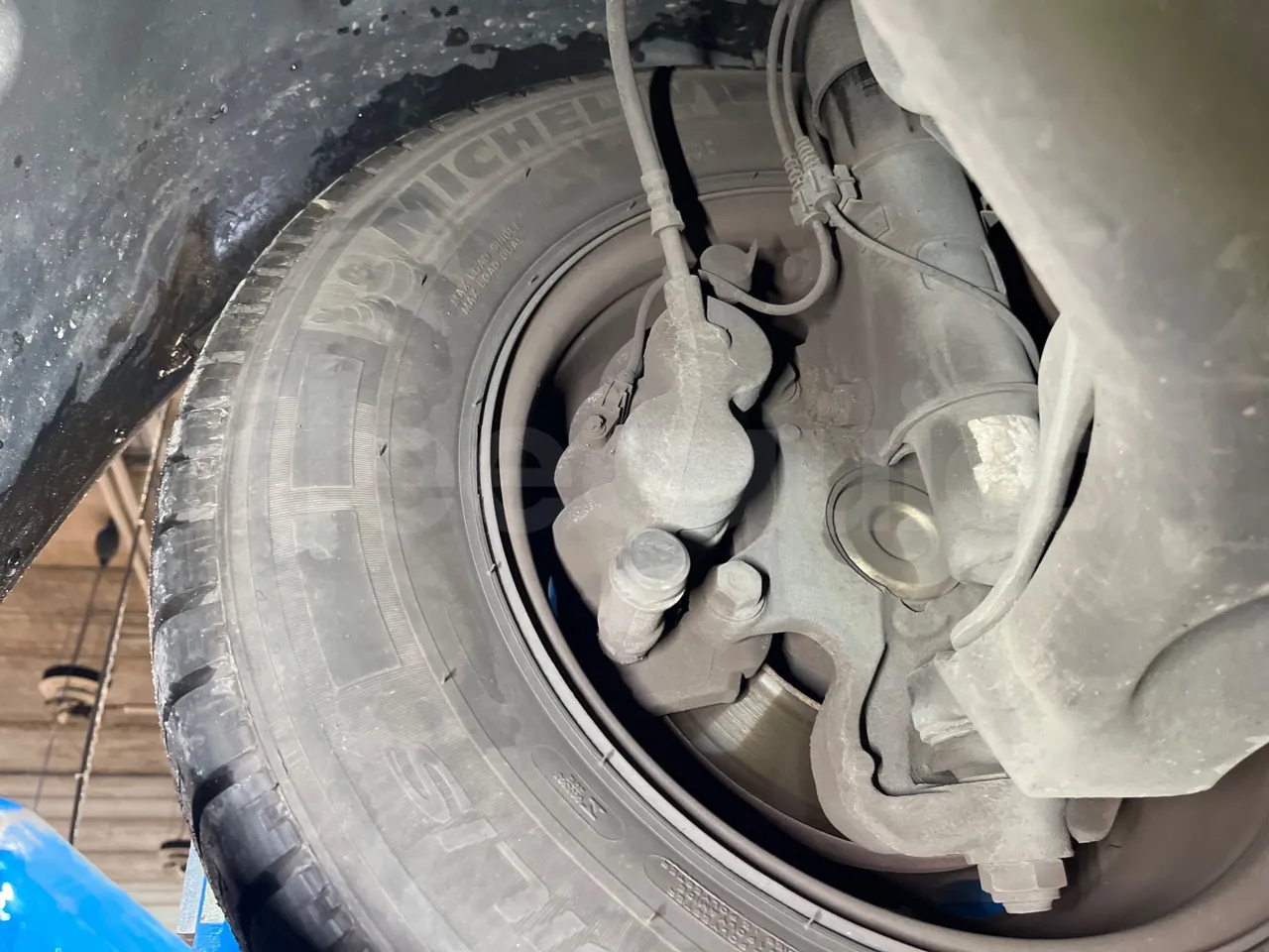 Mercedes-Benz Sprinter 906AC35 - EUR5 - 140kW - 5.910m - front brake calipers left