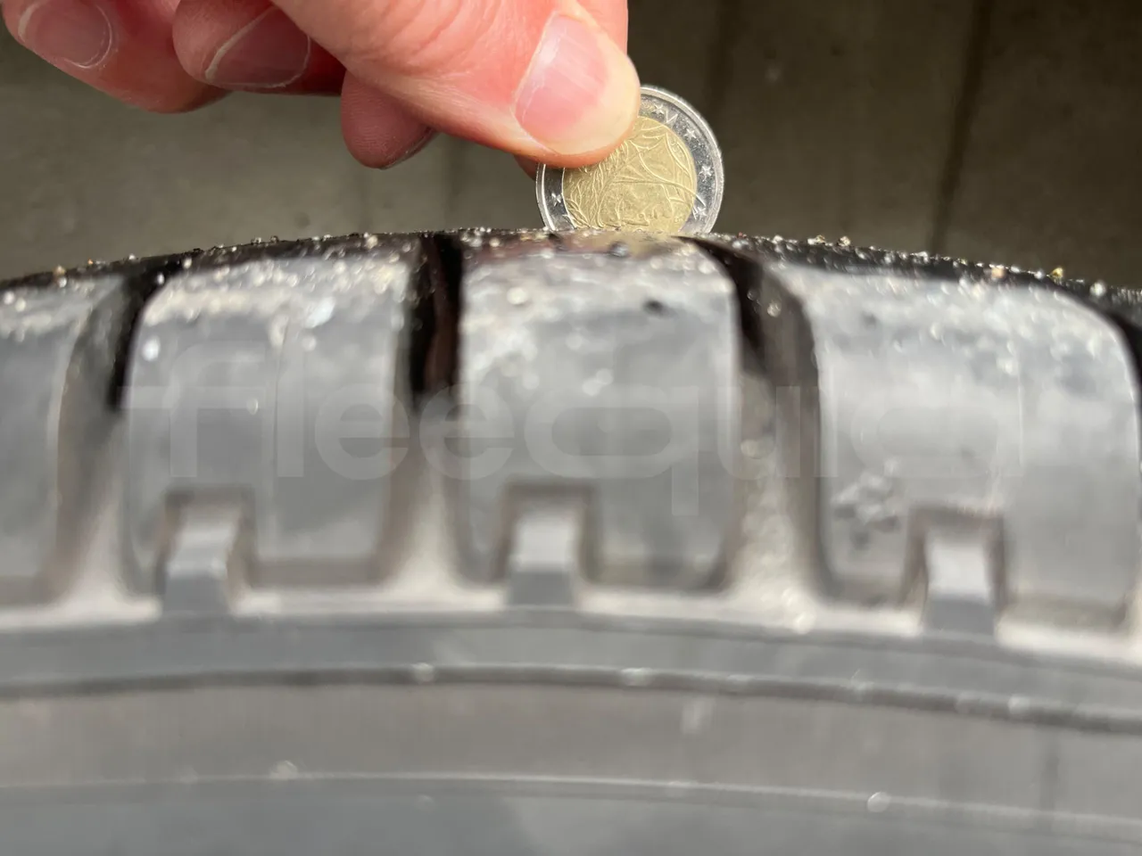 Mercedes-Benz Sprinter 906AC35 - EUR5 - 140kW - 5.910m - tread condition front tires left