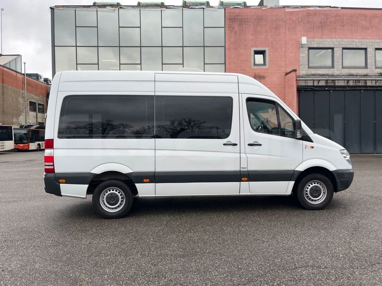 Mercedes-Benz Sprinter 906AC35 - EUR5 - 140kW - 5.910m - right side doors closed