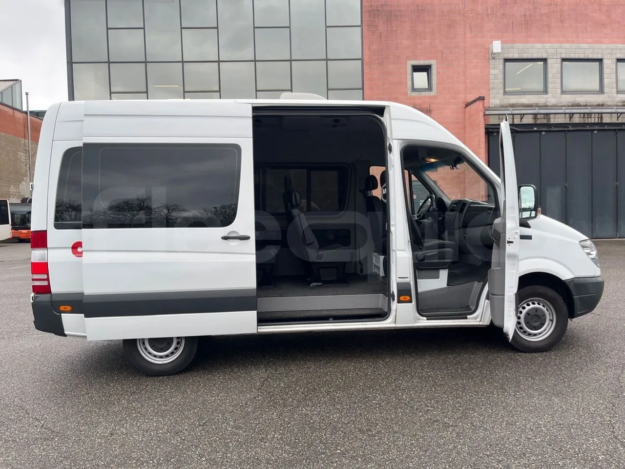 Mercedes-Benz Sprinter 906AC35 - EUR5 - 140kW - 5.910m - right side doors open