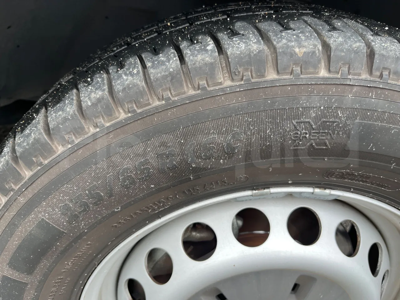 Mercedes-Benz Sprinter 906AC35 - EUR5 - 140kW - 5.910m - front left tire measurements