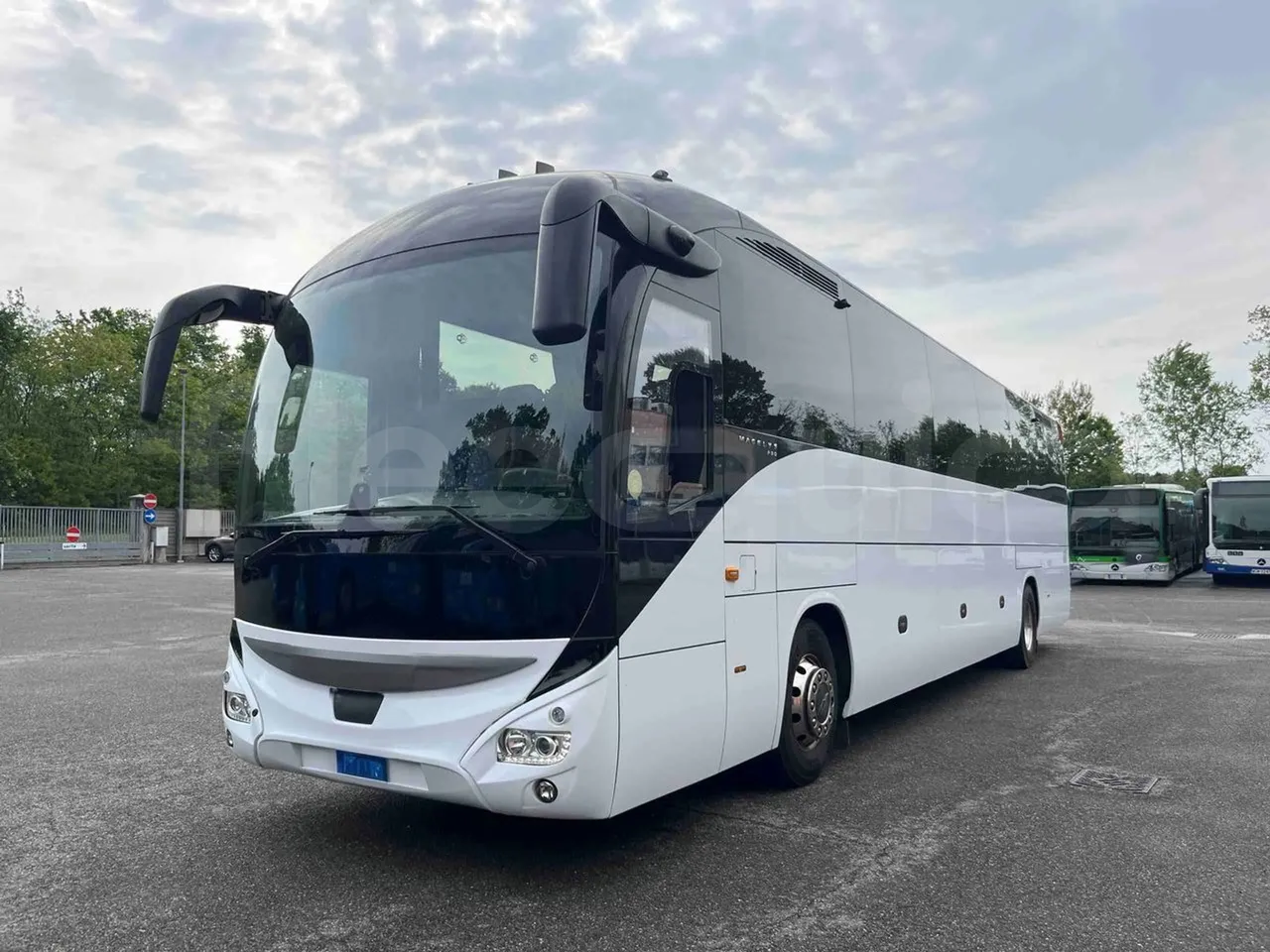 Iveco Magelys   SFR2XX QC M8CU - Euro6 - 294Kw - 12,830mt - 3/4 front left