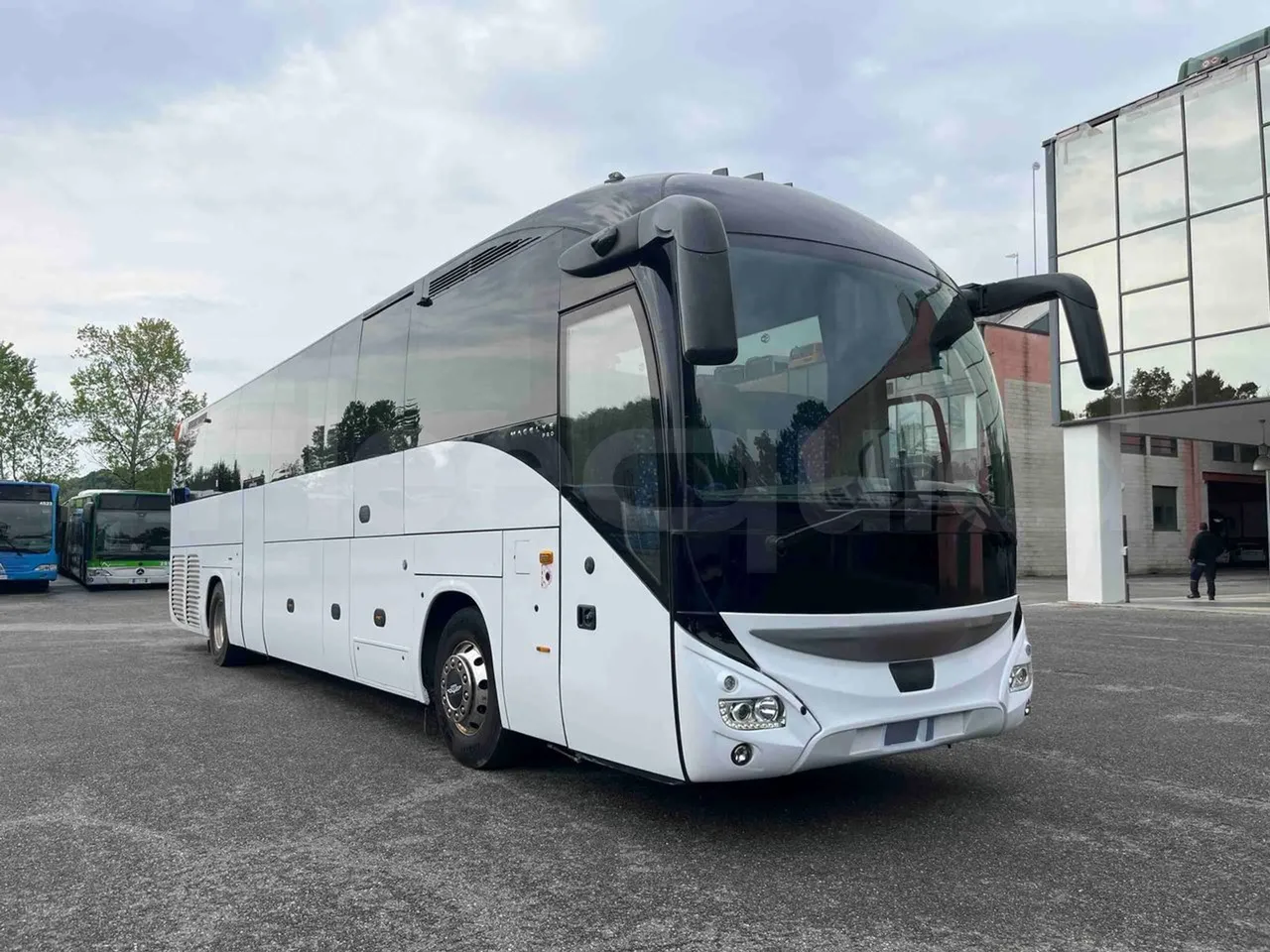 Iveco Magelys   SFR2XX QC M8CU - Euro6 - 294Kw - 12,830mt - 3/4 front right doors