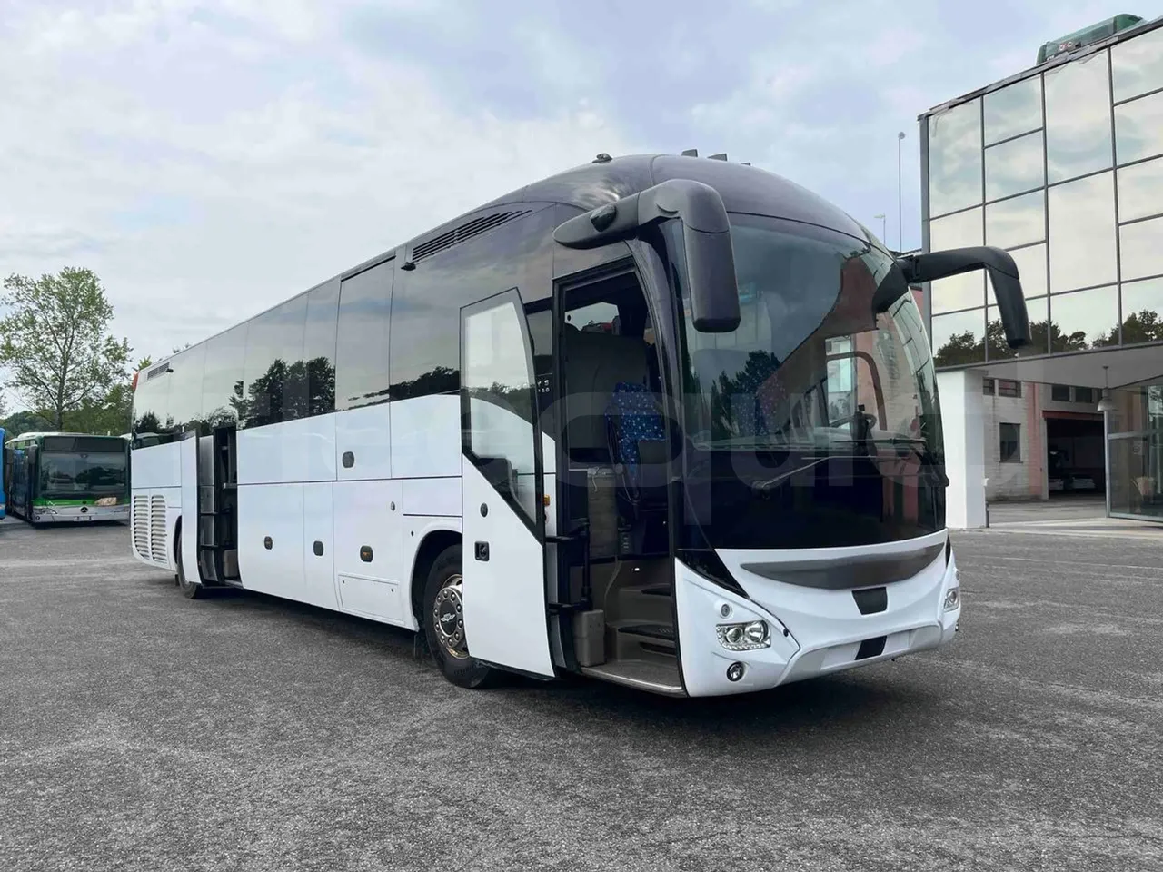 Iveco Magelys   SFR2XX QC M8CU - Euro6 - 294Kw - 12,830mt - 3/4 right front doors open