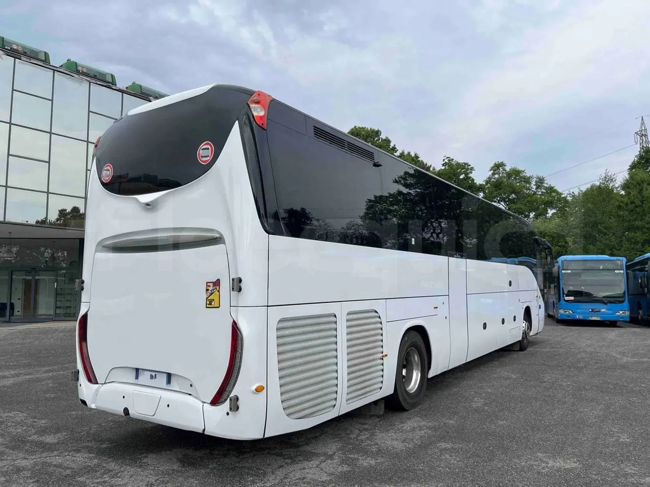Iveco Magelys   SFR2XX QC M8CU - Euro6 - 294Kw - 12,830mt - 3/4 right rear doors closed