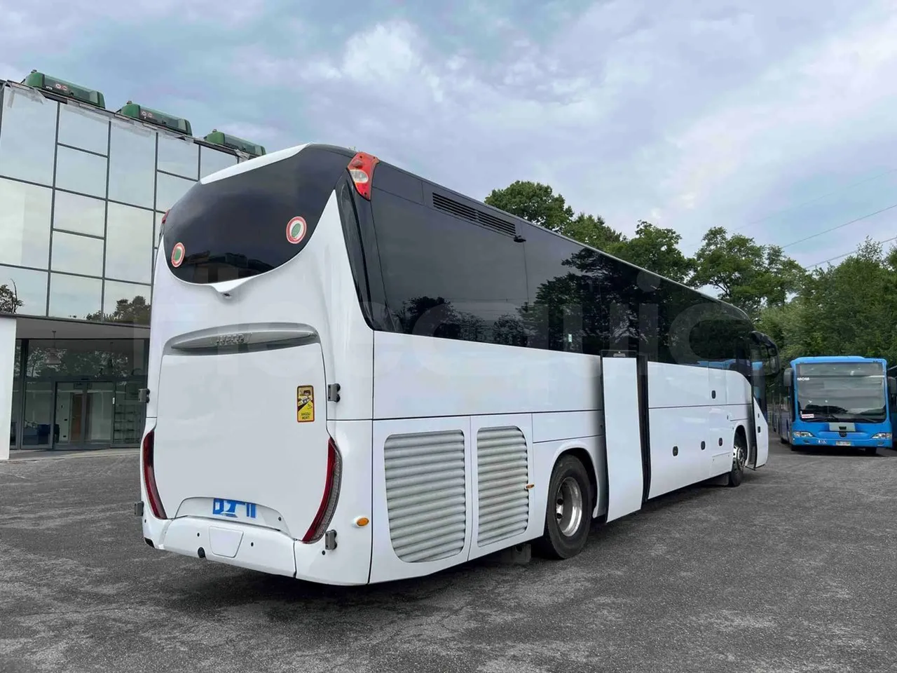 Iveco Magelys   SFR2XX QC M8CU - Euro6 - 294Kw - 12,830mt - 3/4 right rear doors open